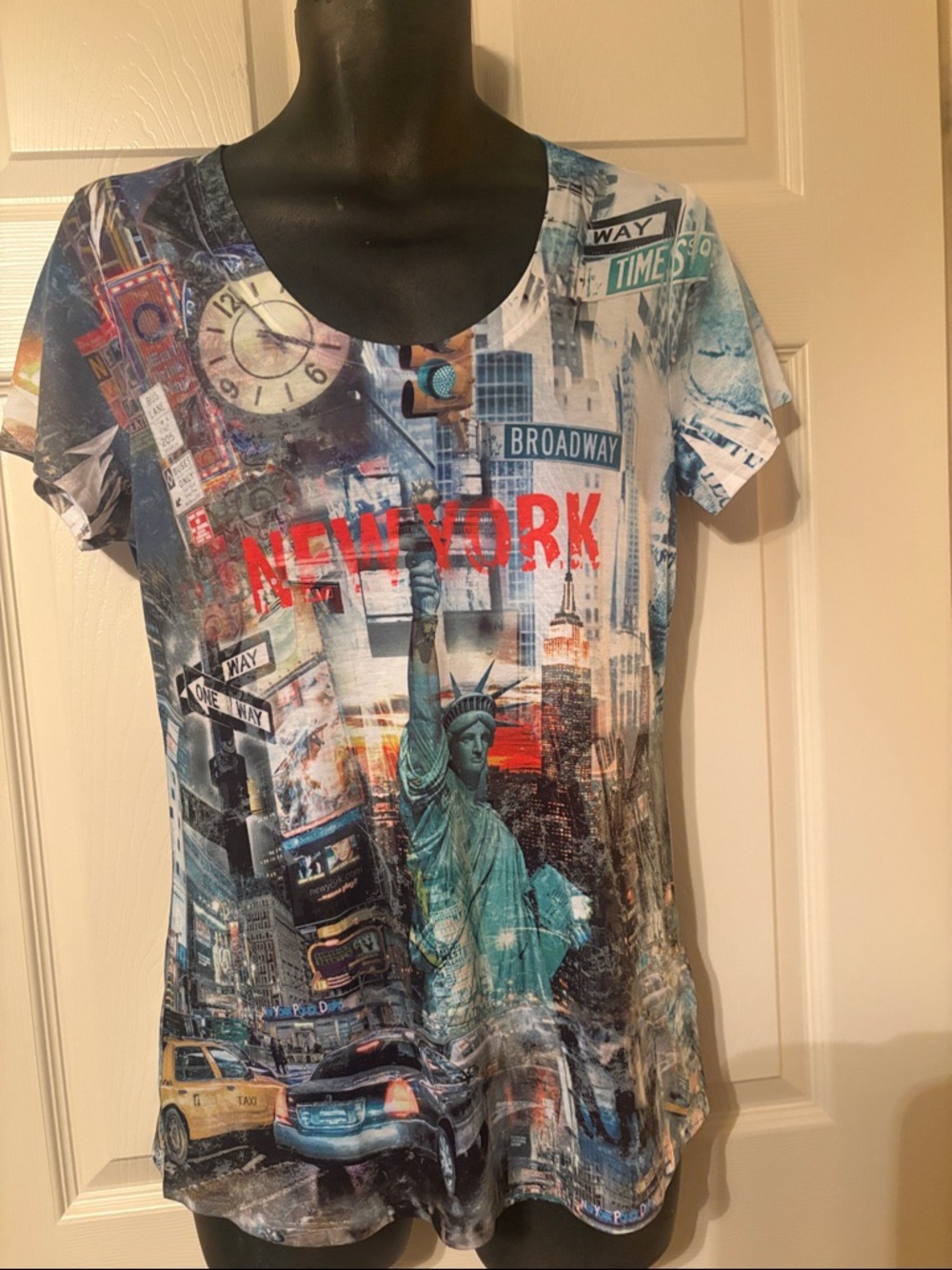 Love Amour New York Graphic Scoop Tee - Blue, Red, Teal